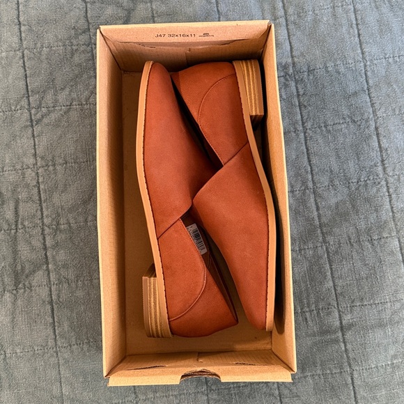 Clarks Women's Tan Loafers - Picture 7 of 8